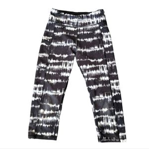 •So Athletic Leggings Black Gray Wavy Tie Dye Stripe Cropped Capri Pants